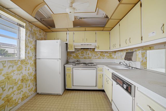 2861 NW 47th Terrace 305b, Lauderdale Lakes, FL 33313