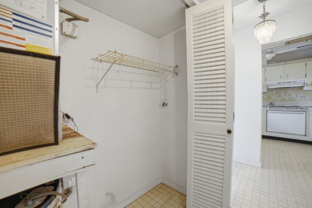 2861 NW 47th Terrace 305b, Lauderdale Lakes, FL 33313