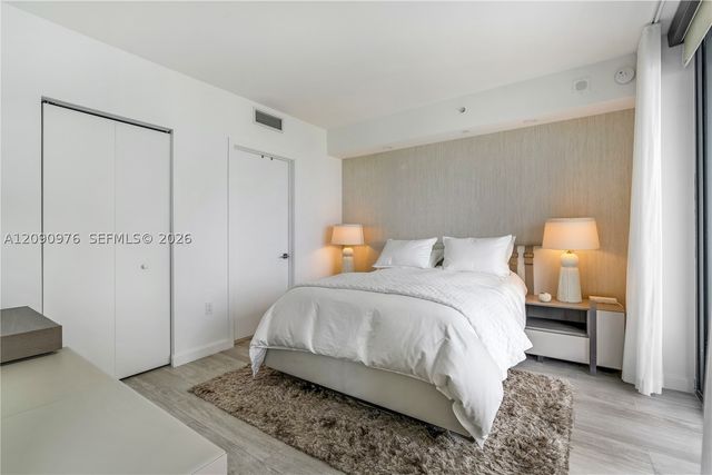55 SW 9th St 4001, Miami, FL 33130