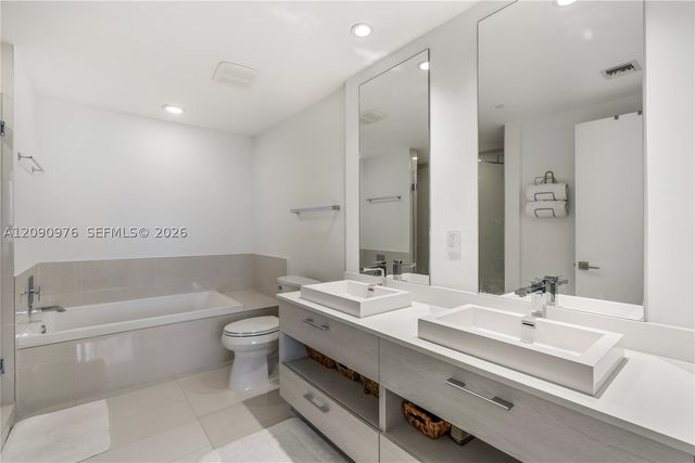 55 SW 9th St 4001, Miami, FL 33130