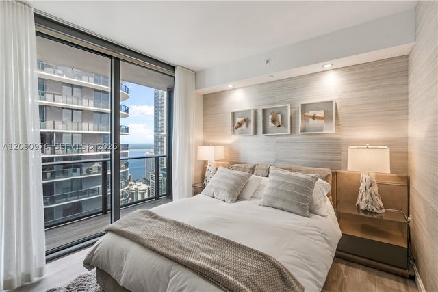 55 SW 9th St 4001, Miami, FL 33130