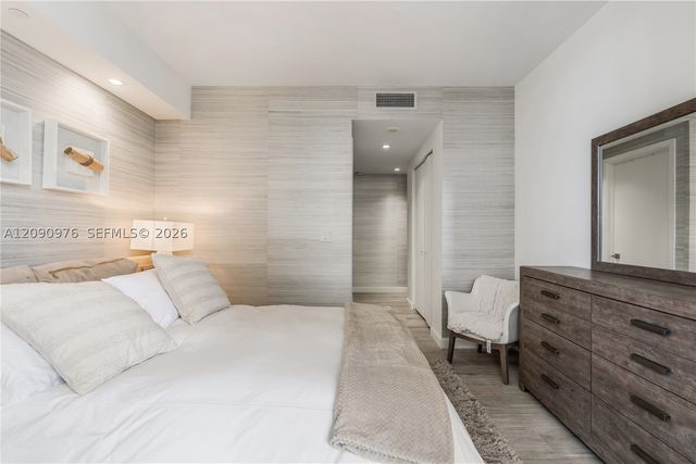 55 SW 9th St 4001, Miami, FL 33130