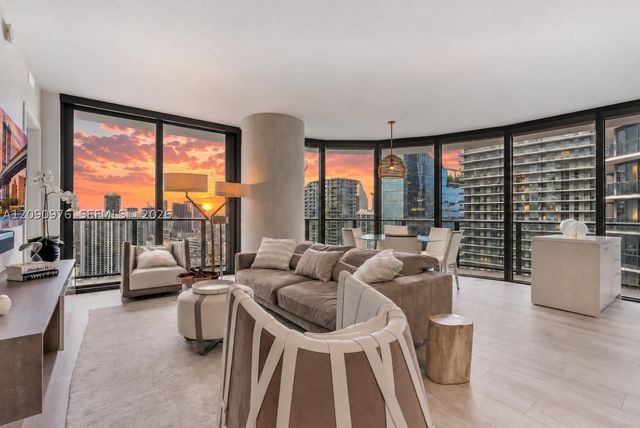 55 SW 9th St 4001, Miami, FL 33130