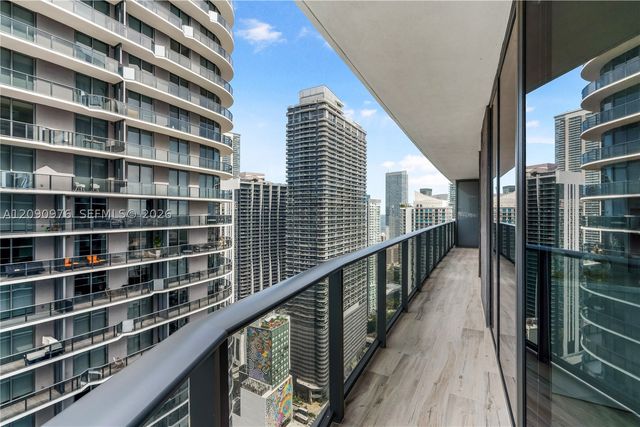 55 SW 9th St 4001, Miami, FL 33130
