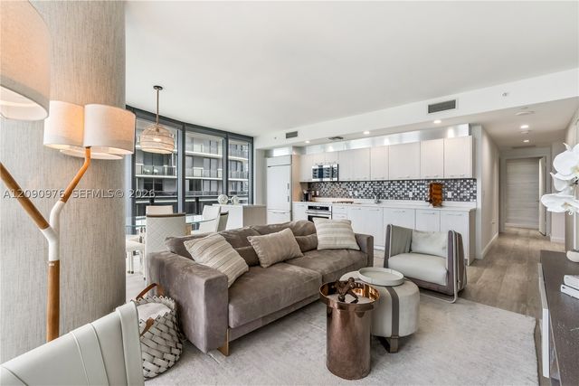 55 SW 9th St 4001, Miami, FL 33130