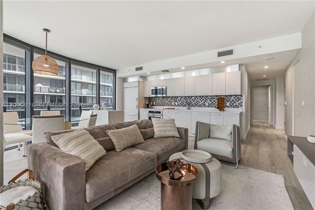 55 SW 9th St 4001, Miami, FL 33130