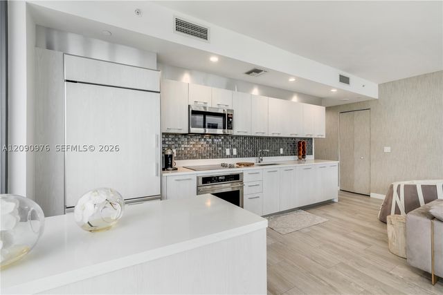 55 SW 9th St 4001, Miami, FL 33130