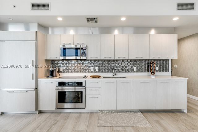 55 SW 9th St 4001, Miami, FL 33130