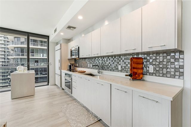 55 SW 9th St 4001, Miami, FL 33130