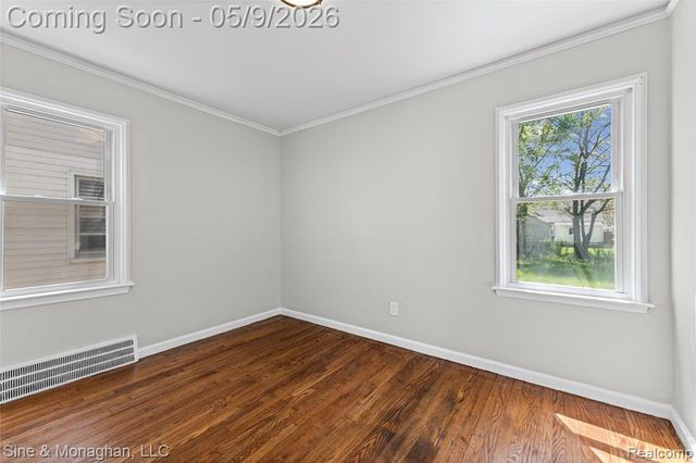 8845 Canyon Street, Grosse Pointe, MI 48236