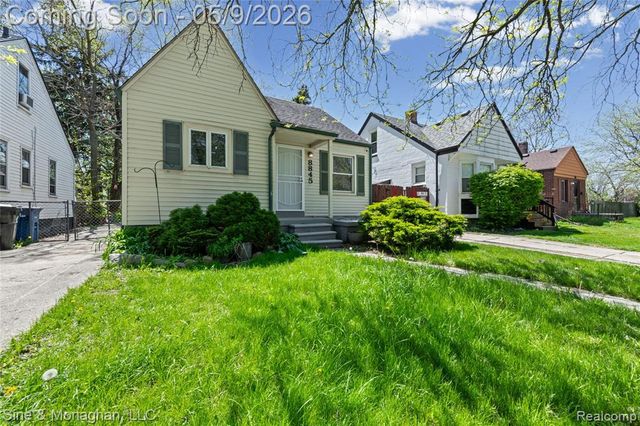 8845 Canyon Street, Grosse Pointe, MI 48236