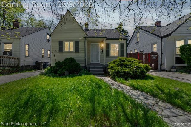 8845 Canyon Street, Grosse Pointe, MI 48236