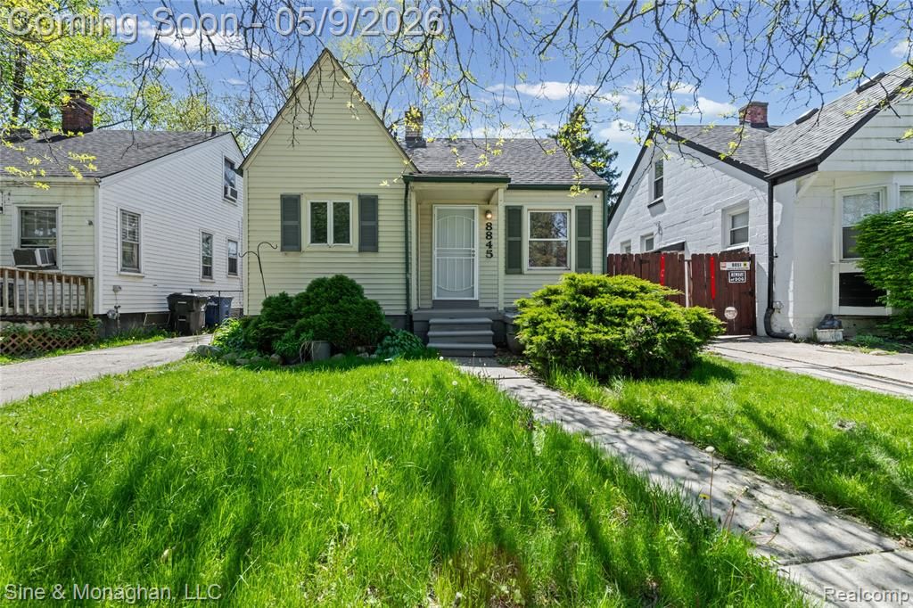 8845 Canyon Street, Grosse Pointe, MI 48236