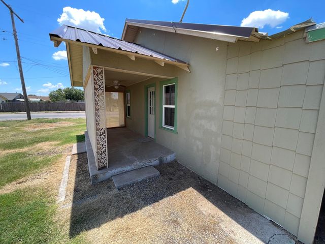 325 S 13th Street, Slaton, TX 79364