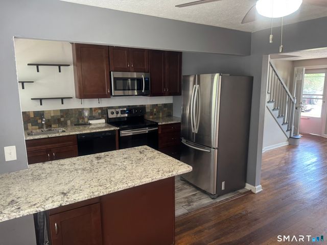 51 Arnold Way 51, West Hartford, CT 06119