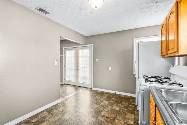 1327 E 8th Street, Jeffersonville, IN 47130