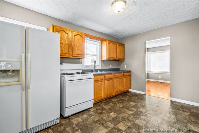 1327 E 8th Street, Jeffersonville, IN 47130