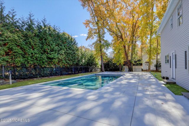 243 Woodcrest Road SUMMER, Oakhurst, NJ 07755