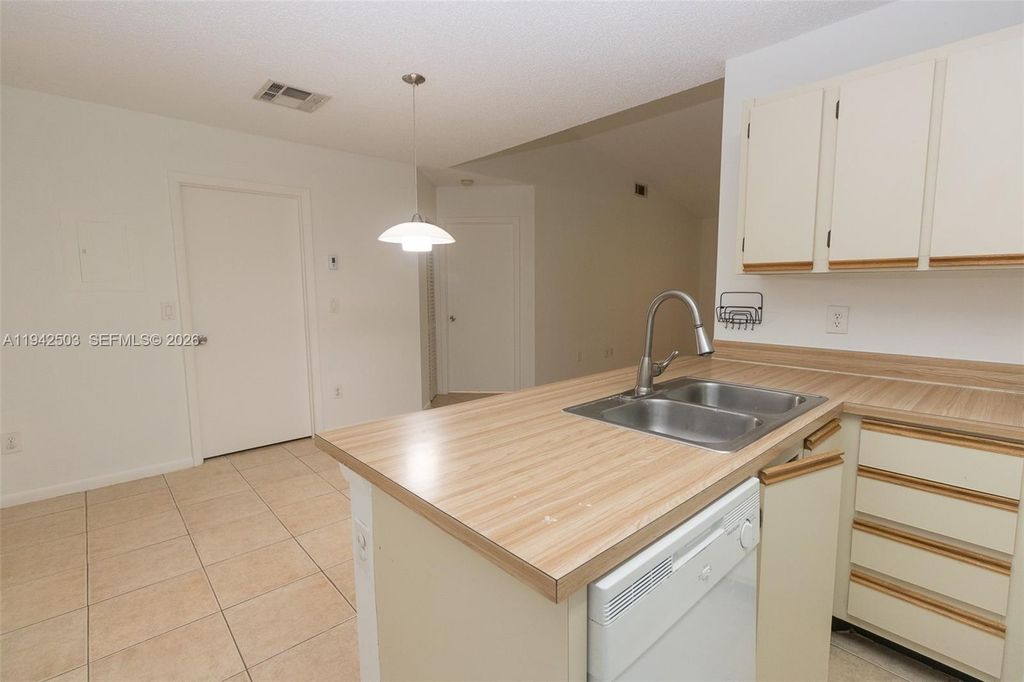 18328 NW 68th Ave P, Hialeah, FL 33015