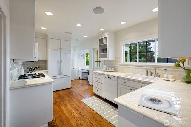 3824 48th Avenue NE, Seattle, WA 98105