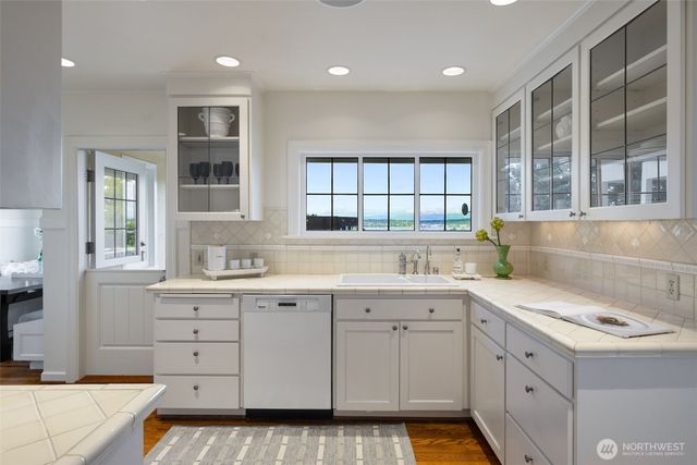 3824 48th Avenue NE, Seattle, WA 98105