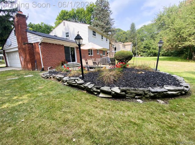 1707 Fox River Drive, Bloomfield Hills, MI 48304