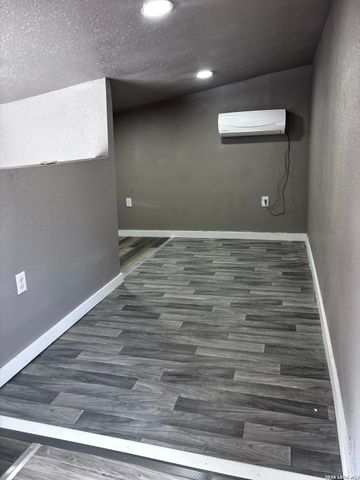 1617 Santiago, San Antonio, TX 78207