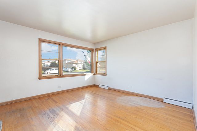 6953 W Montrose Avenue, Harwood Heights, IL 60706