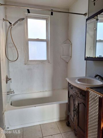 743 6th Avenue, Troy, NY 12182