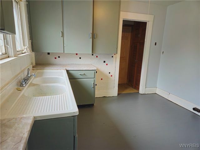 1827 Cleveland Avenue, Niagara Falls, NY 14305