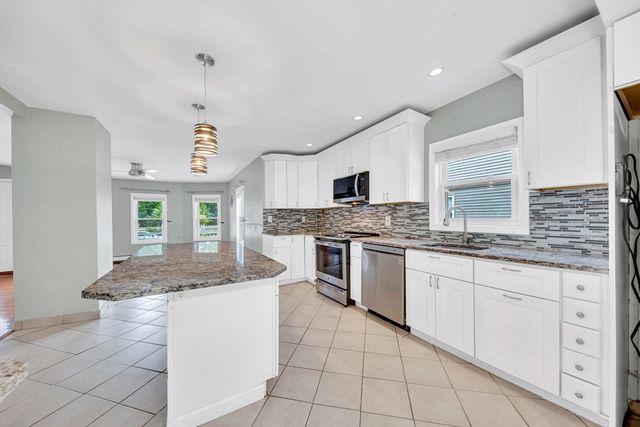 15 6th St, Leominster, MA 01453