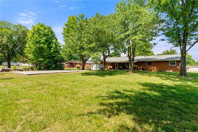 116 Lakeview Circle, Thomasville, NC 27360