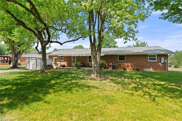 116 Lakeview Circle, Thomasville, NC 27360