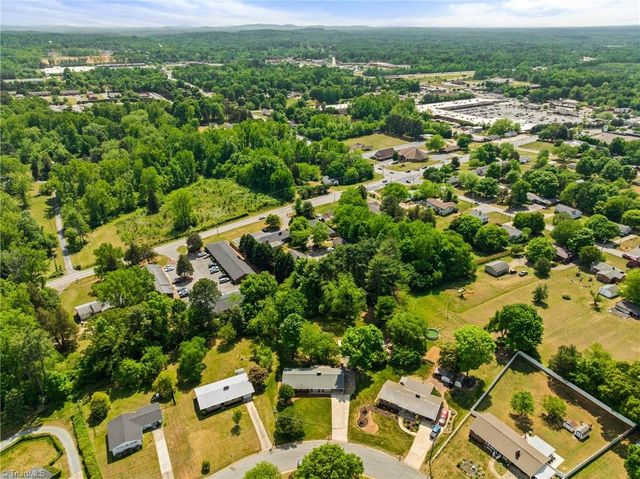 116 Lakeview Circle, Thomasville, NC 27360