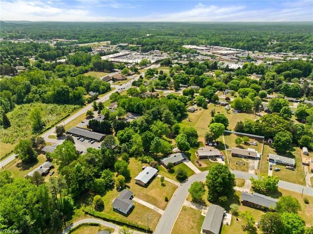 116 Lakeview Circle, Thomasville, NC 27360