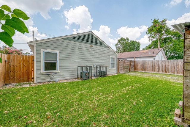 915 Adele Street, Houston, TX 77009