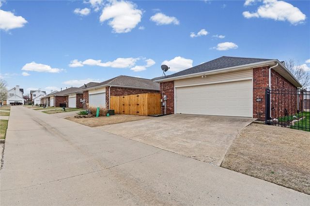 6928 Young Farm Avenue, Springdale, AR 72762