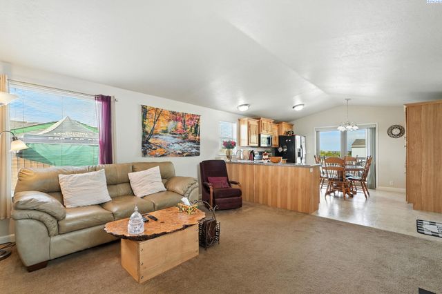 667 Lonetree Lane, Richland, WA 99352