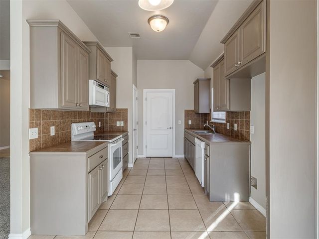 940 NE 28th Street, Moore, OK 73160