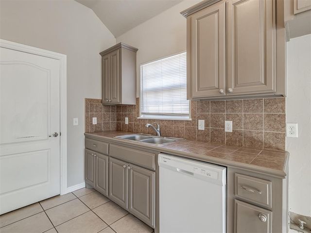 940 NE 28th Street, Moore, OK 73160