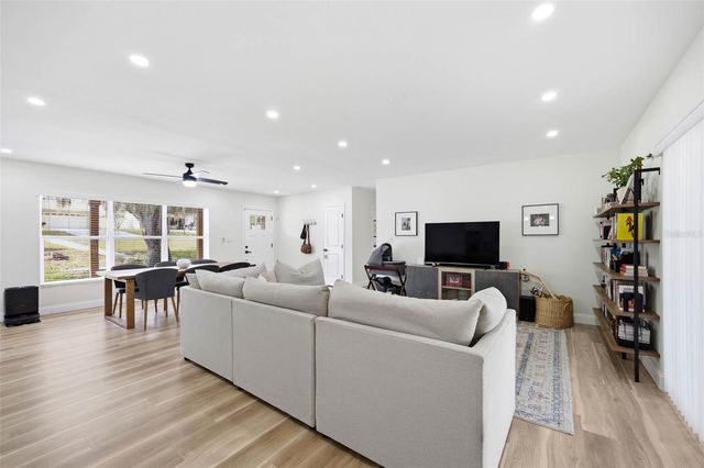 102 W ANGLEWOOD DRIVE, Brandon, FL 33511