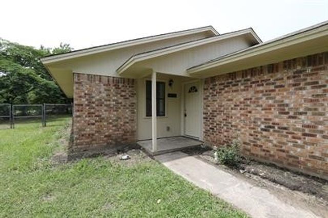 811 Clyde Street, White Settlement, TX 76108