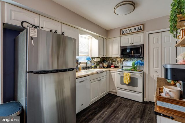 6 WINDWOOD PL, Lititz, PA 17543