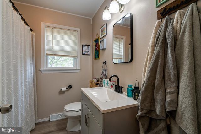 6 WINDWOOD PL, Lititz, PA 17543