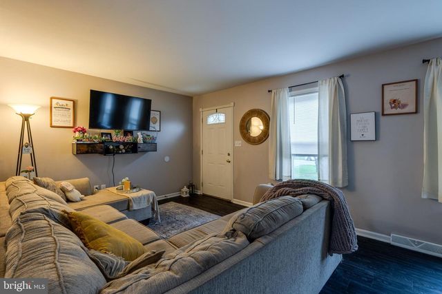 6 WINDWOOD PL, Lititz, PA 17543