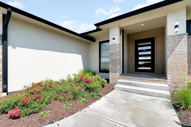 1226 W Lakeway Ct, Andover, KS 67002