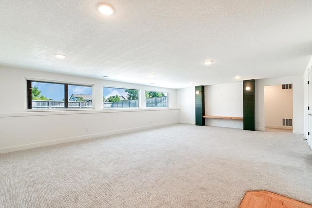 1226 W Lakeway Ct, Andover, KS 67002