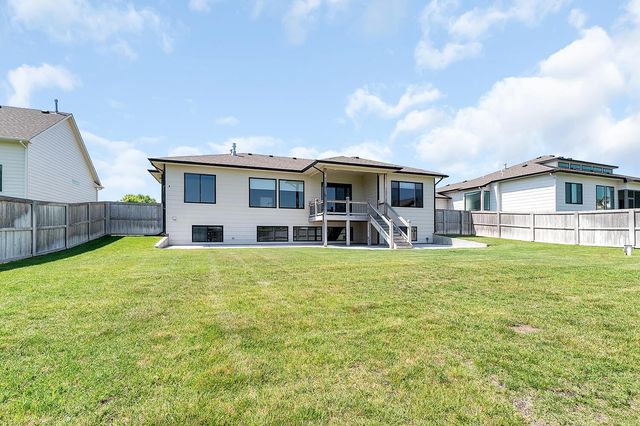 1226 W Lakeway Ct, Andover, KS 67002