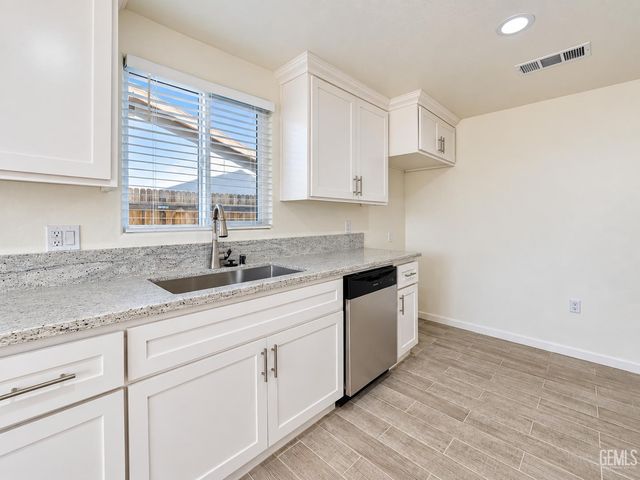 3044 Jacaranda Drive, Bakersfield, CA 93301