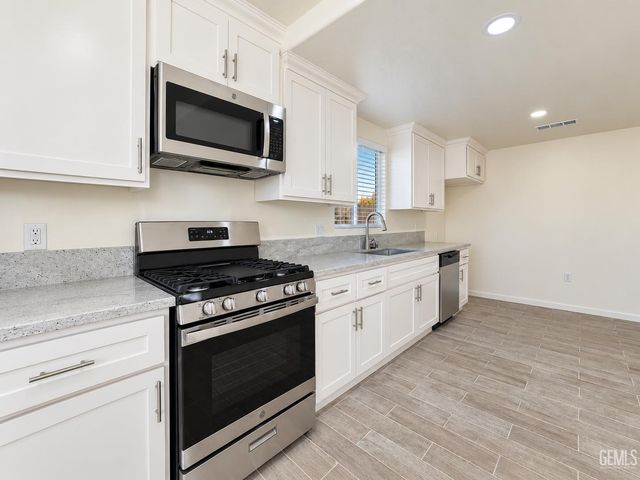 3044 Jacaranda Drive, Bakersfield, CA 93301